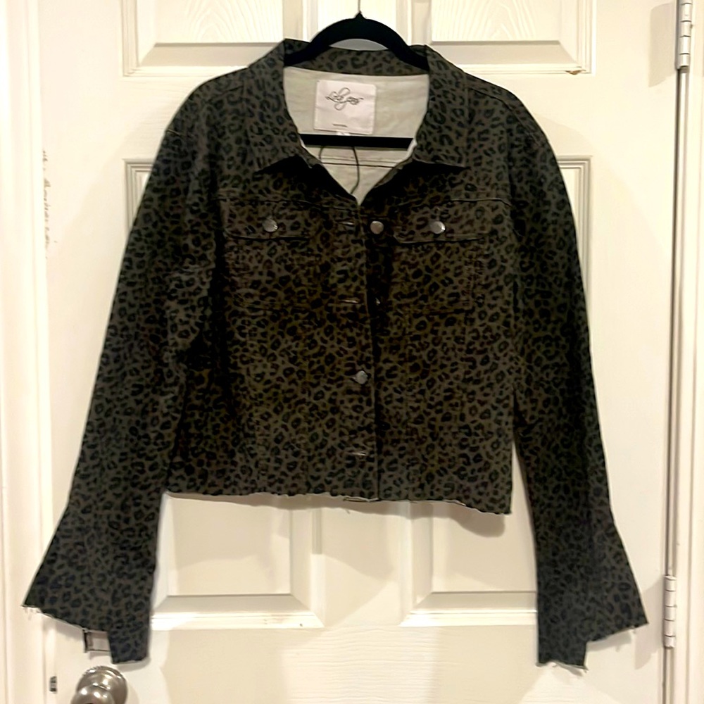 Dark leopard print light weight, stretchy jacket XL NWOT